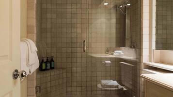 Douche, sĂšche-cheveux, serviettes fournies, shampoing
