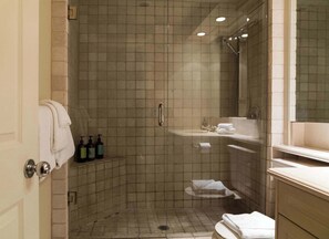 Shower, hair dryer, towels, shampoo - The Fitzsimmons Suite Mountain and Village View (Whistler)