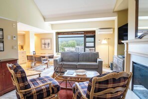 TV - The Fitzsimmons Suite Mountain and Village View (Whistler)