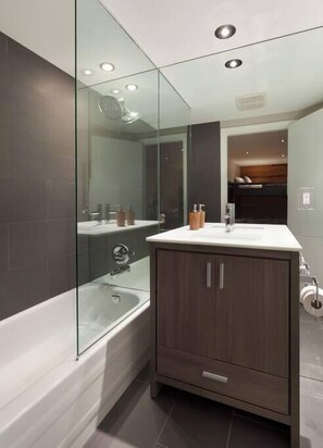 Bathtub, hair dryer, towels, shampoo - The Penthouse - Mountain View (Whistler)