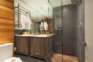 Badewanne, Haartrockner, Handtücher, Shampoo