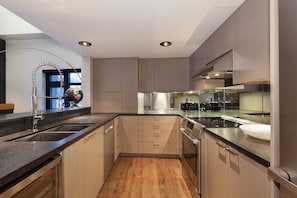Réfrigérateur, four à micro-ondes, un four, surface de cuisson