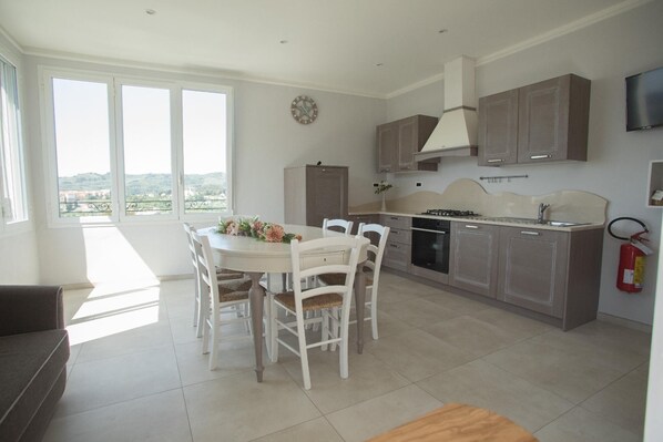 Frigorifero, microonde, forno, piano cottura