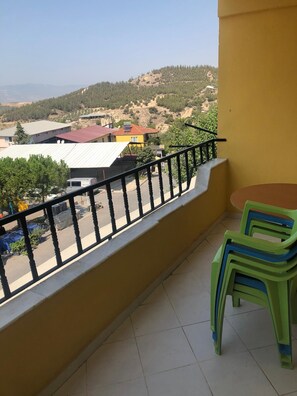 基础客房, 多张床, 城市景观 | 露台