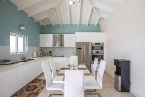 Villa | Cuisine privée | Réfrigérateur, micro-ondes, four, plaque de cuisson