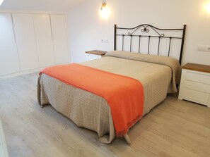 3 bedrooms, soundproofing, iron/ironing board, WiFi