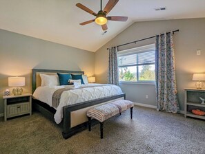 3 habitaciones, escritorio y tabla de planchar con plancha 