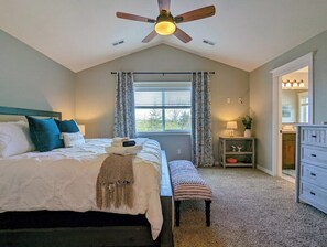 3 habitaciones, escritorio y tabla de planchar con plancha 