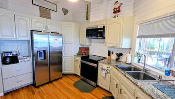 KĂŒhlschrank, Mikrowelle, Ofen, Herdplatte