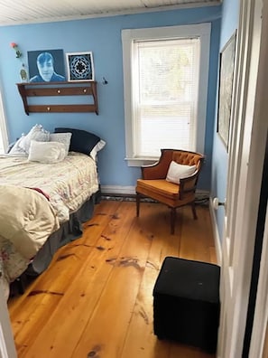 2 bedrooms, desk, WiFi, bed sheets