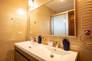 Vila | Banheiro | Chuveiro, secador de cabelo, toalhas de banho 