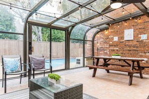 Interior - LUXURIOUS SUNROOM & POOL in a Modern & Stylish House (Richardson)