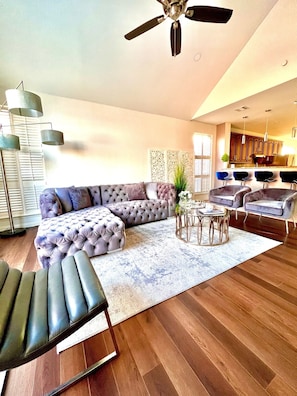Smart TV, fireplace, foosball, table tennis - LUXURIOUS SUNROOM & POOL in a Modern & Stylish House (Richardson)
