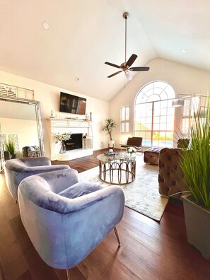 TV connectée, cheminée, baby-foot, table de tennis de table