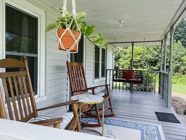 Terrace/patio - The Old Farmhouse near Pisgah National Forest entrance (Brevard)