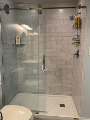 Bathtub, hair dryer, towels, soap - Coffee Creek Cottage: A tranquil, waterfront escape minutes from Oriental, NC (Merritt)