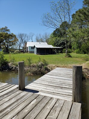 Property grounds - Coffee Creek Cottage: A tranquil, waterfront escape minutes from Oriental, NC (Merritt)