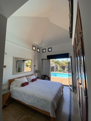 2 Schlafzimmer, Schreibtisch, Bügeleisen/Bügelbrett, Reisekinderbett