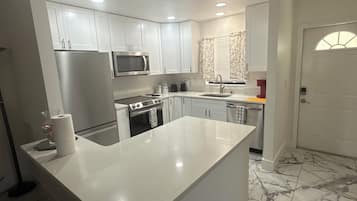 Een koelkast, een microgolfoven, een oven, een kookplaat