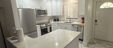 Réfrigérateur, micro-ondes, four, plaque de cuisson