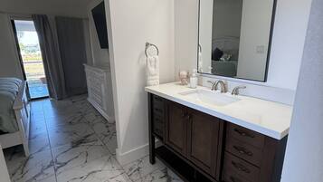 2 slaapkamers, een bureau, een strijkplank/strijkijzer, gratis wifi