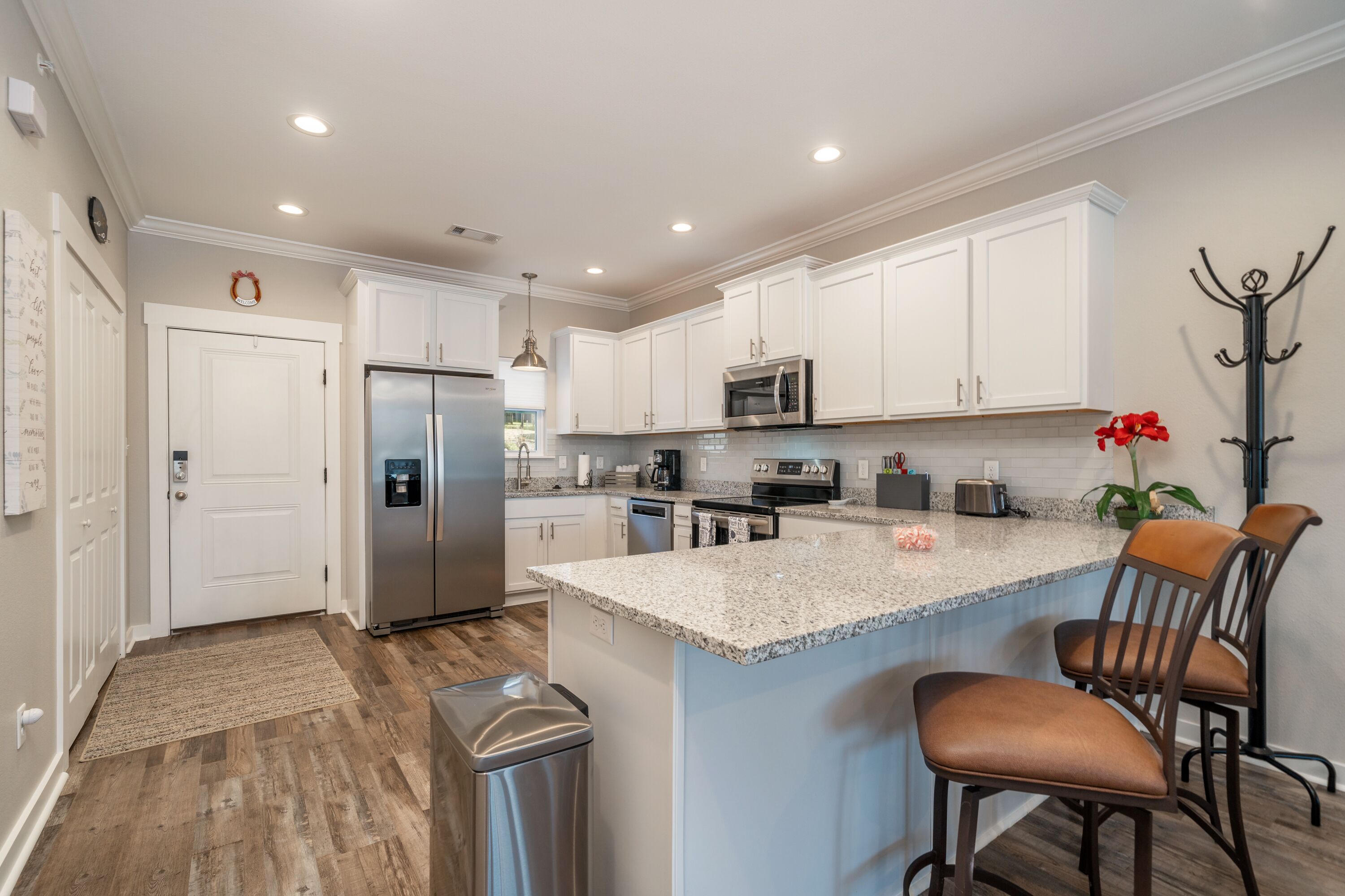 Jääkaappi, mikroaaltouuni, uuni, liesi