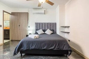 2 Schlafzimmer, Zimmersafe, Schreibtisch, Bügeleisen/Bügelbrett