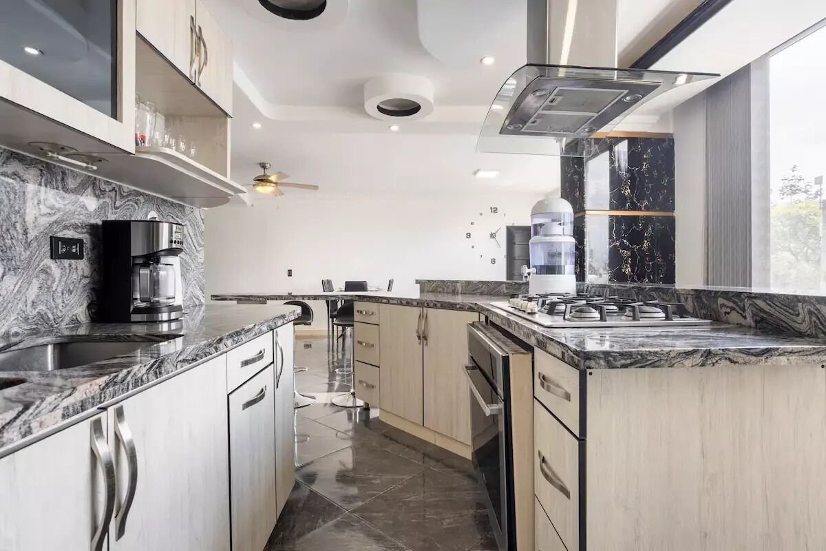 Coffee/tea maker, fridge, microwave, oven