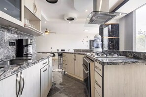 Kühlschrank, Mikrowelle, Ofen, Herdplatte