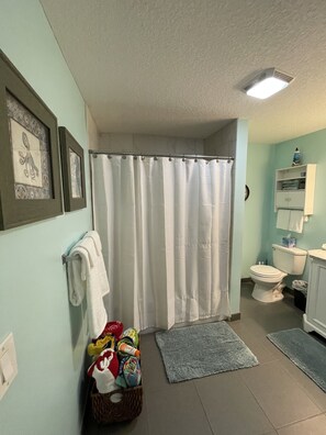 Combined shower/bathtub, hair dryer, towels, soap - Charming Bungalow Close to Beach, Golf and Entertainment (Jacksonville Beach)