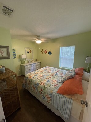 3 bedrooms, desk, iron/ironing board, free WiFi