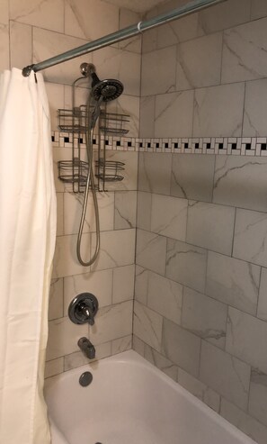 Combined shower/bathtub, hair dryer, towels, soap - Charming Bungalow Close to Beach, Golf and Entertainment (Jacksonville Beach)