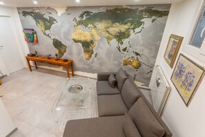 TV - Spacious 4 BDR with Private Parking (Roma)