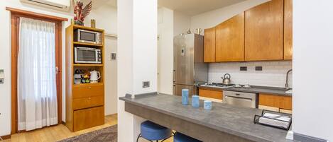 Refrigerador, microondas, lavavajillas, cafetera/tetera