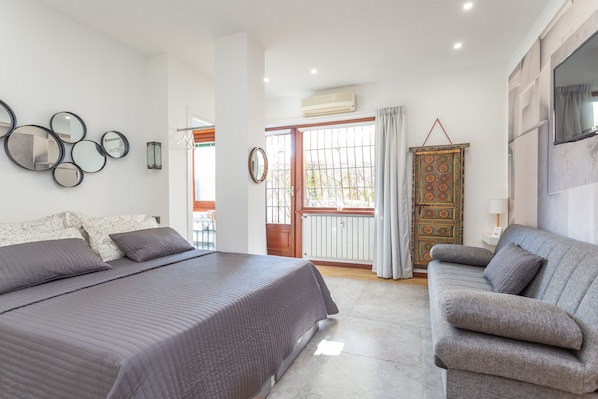 4 bedrooms, iron/ironing board, free WiFi, bed sheets