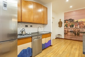 Fridge, microwave, dishwasher, coffee/tea maker - Spacious 4 BDR with Private Parking (Roma)