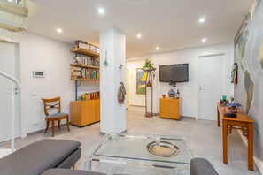 TV - Spacious 4 BDR with Private Parking (Roma)