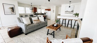 Cheerful, beach block 3-bedroom home!