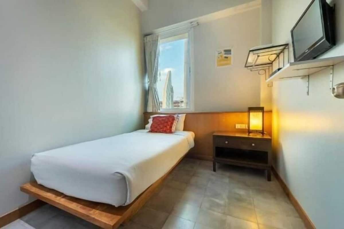 Escritorio, wifi gratis y ropa de cama