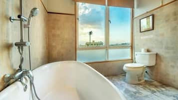 Quarto casal luxo | Banheiro | Chuveiro, toalhas de banho