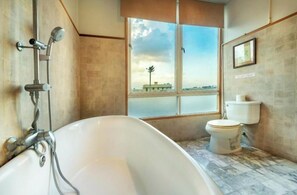 Deluxe Double Room | Bathroom | Shower, towels - Collection O Dinso Home Boutique (Bangkok)