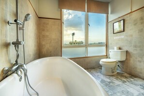 Deluxe Suite | Bathroom | Shower, towels - Dinso Home Boutique (Bangkok)