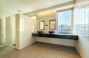 Habitación triple | Baño | Ducha, artículos de higiene personal gratuitos, bidé y toallas
