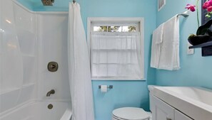 Ensemble douche/baignoire, sèche-cheveux, serviettes fournies