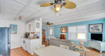 Tybee Lighthouse Cottage (A): Walk to the Beach!