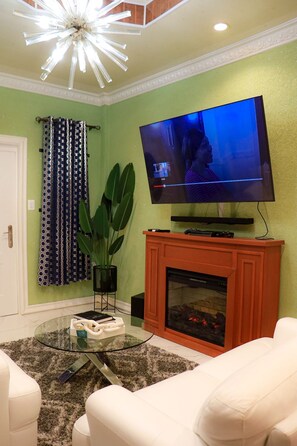 Smart-TV, Kamin, Stereoanlage