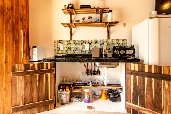 Geladeira, micro-ondas, produtos de limpeza