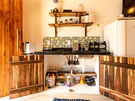 Refrigerador, microondas, artículos de limpieza