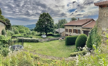 Vue sur la maison et le terrain