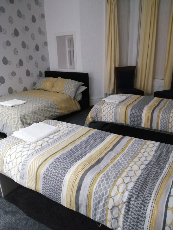Family Quadruple Room | Desk, blackout drapes, iron/ironing board, bed sheets - White Lodge In (Blackpool)